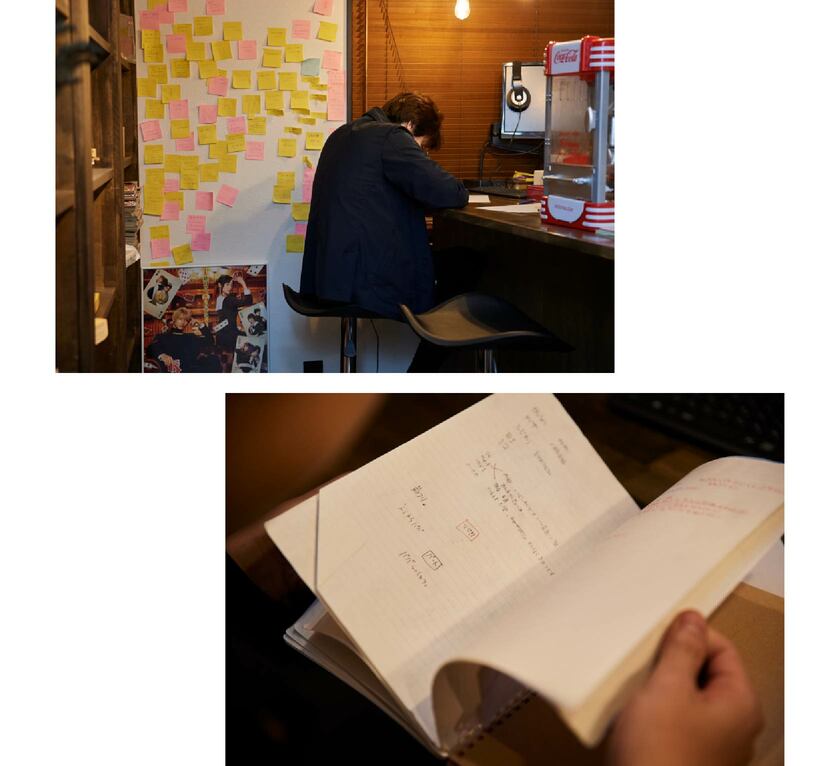 ▲ Akasaka-sensei has a nook in the corner of his kitchen/dining room where he develops his ideas. When he comes up with an emotion or a line that he hasn’t touched upon yet, he jots them down on a sticky note and posts it on the wall. It’s filled to the brim with words, one being, “I will do my best because I want to do my best.” He also records ideas in a notebook (bottom).